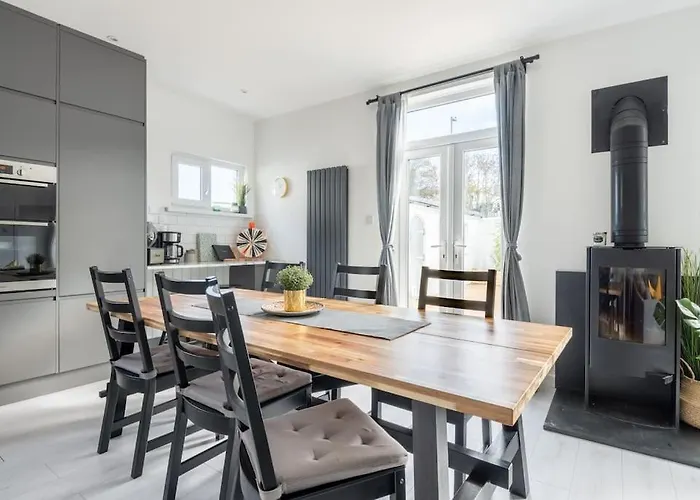 Spacious, Modern Home, Central Newquay W/ Parking