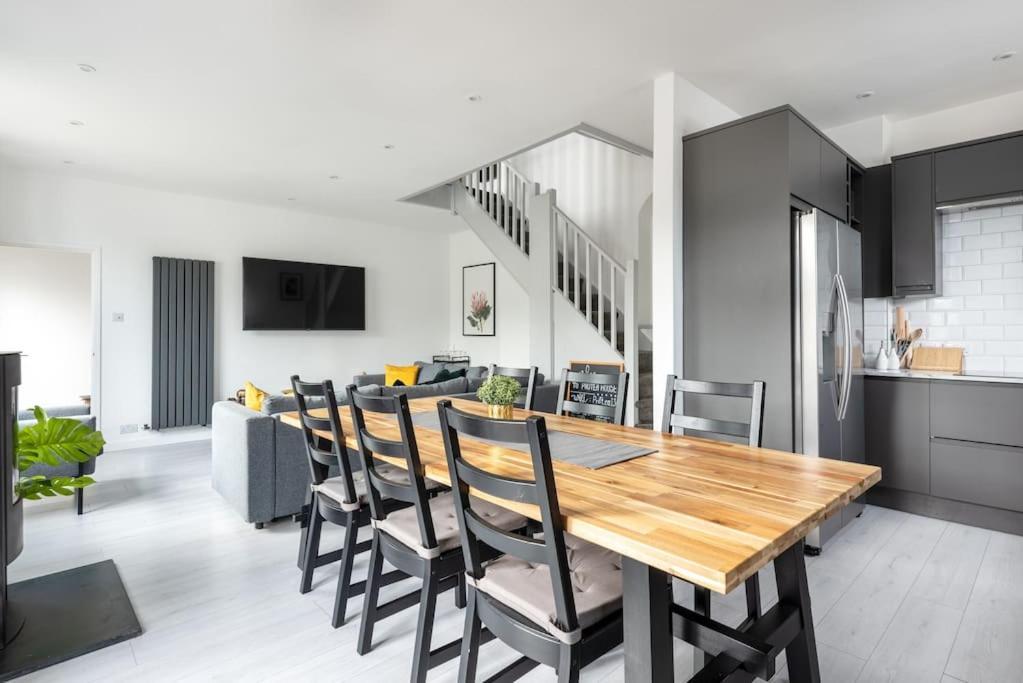 Spacious, Modern Home, Newquay W/ Parking *