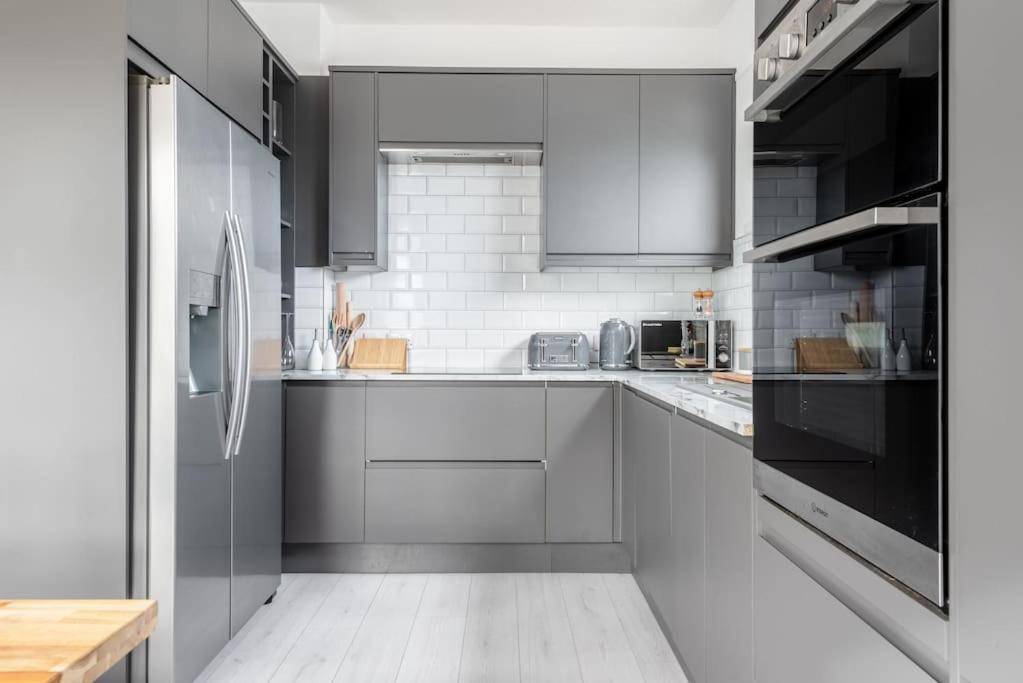 Spacious, Modern Home, Newquay W/ Parking