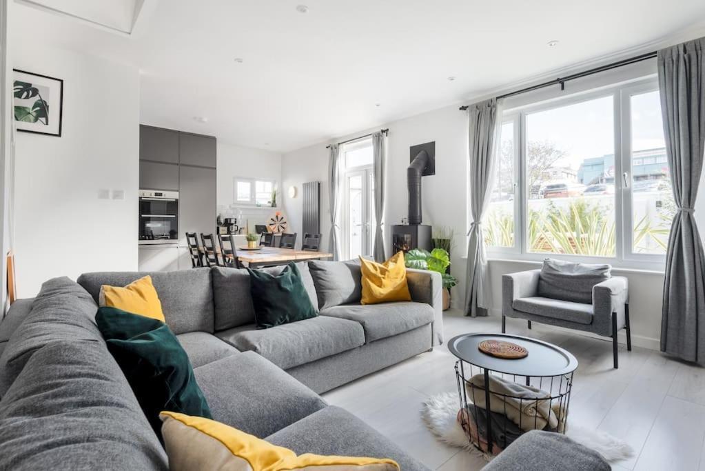 Holiday home Spacious, Modern Home, Newquay W/ Parking *